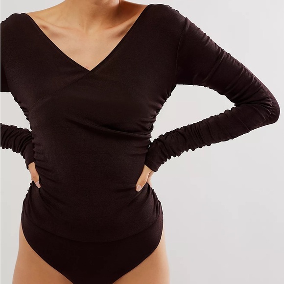 New Free People x Intimately Reya Long Sleeve Bodysuit Top In Hot Fudge - Picture 4 of 13